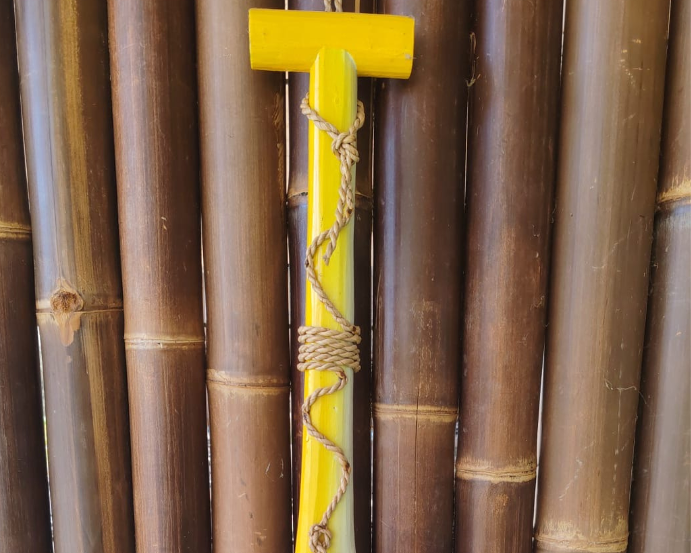 Planche déco — détail bois et peinture artisanale