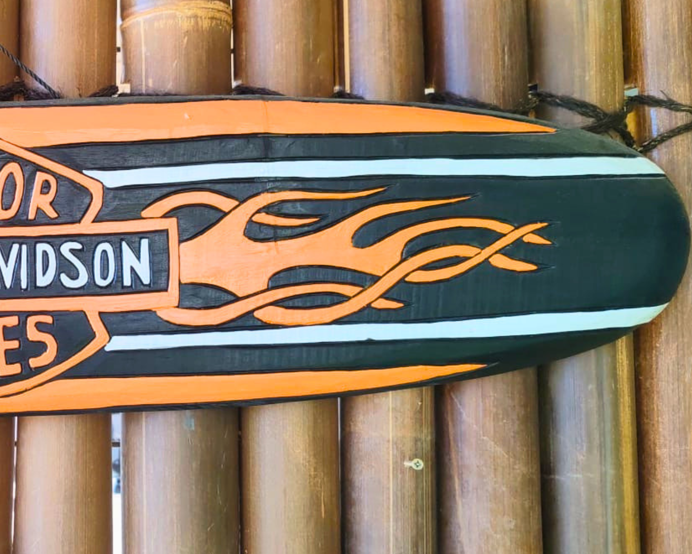 Planche Harley Davidson — détail flammes peintes
